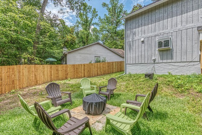 Building Photo - Large 3 bed 2 bath home with fenced backyard