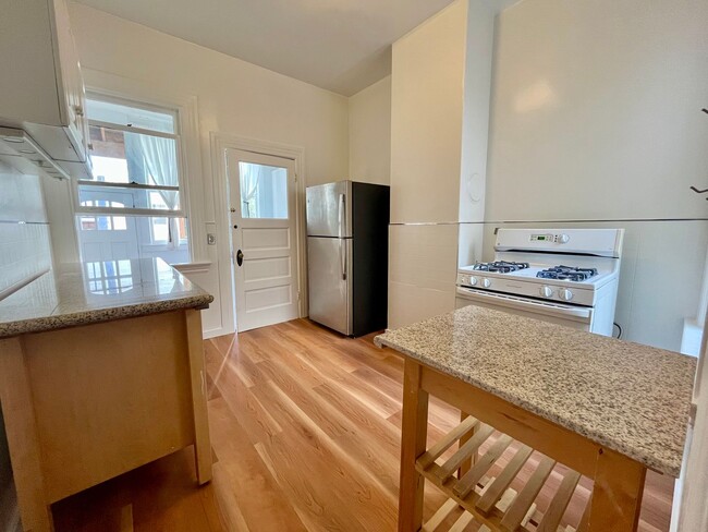 Building Photo - Stunning Edwardian Flat with a Backyard