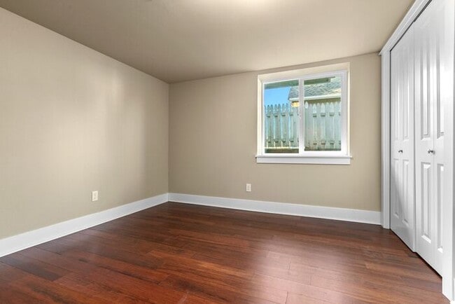 Building Photo - Gorgeous AIR CONDITIONED West Seattle Char...