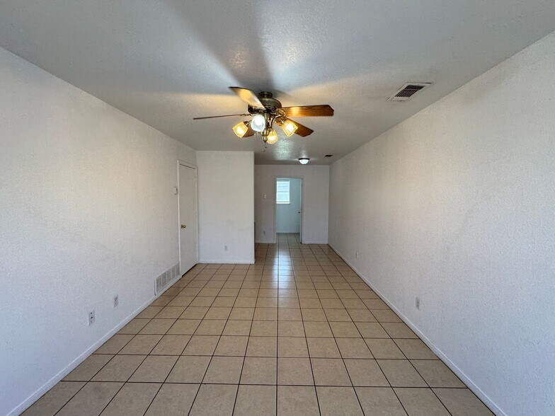 Building Photo - 2804 Leroy Cir