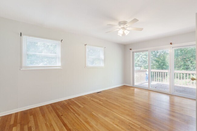 Building Photo - 3BR/2.5BA in Ideal Smyrna Location w/ Deck...