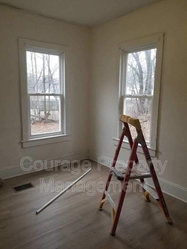 Building Photo - 514 W 1st St