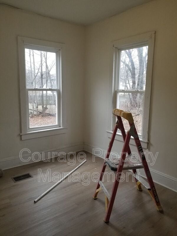 Building Photo - 514 W First St