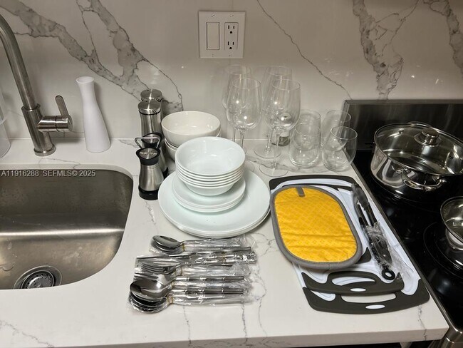 Building Photo - 801 Brickell Bay Dr