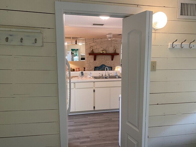 Building Photo - Nokomis Beachy Bungalow (Off Season)