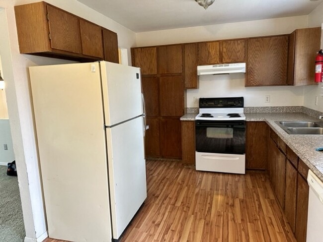 Building Photo - Spacious 6BD 2BA House