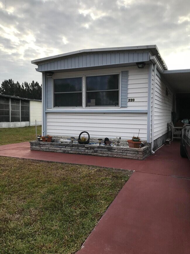 Building Photo - 215 Holiday Park Blvd NE