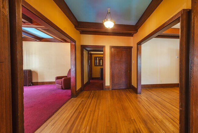 Building Photo - 315 NE Ash St