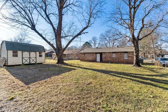 Building Photo - 909 Essex St