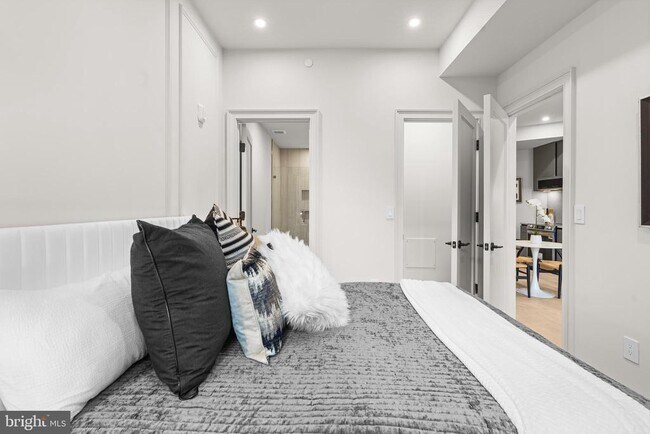 Building Photo - 2121 Ward Pl NW