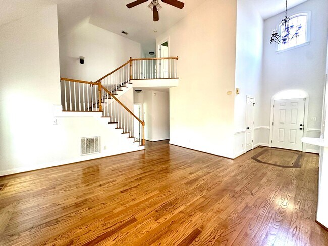 Building Photo - 4852 Knollview Dr