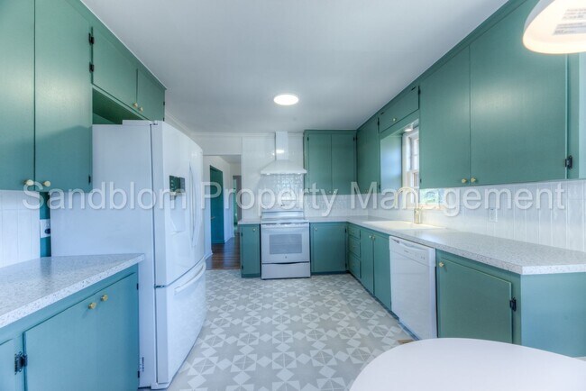 Building Photo - 4012 S Toledo Ave