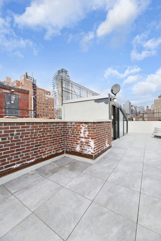 Building Photo - 226 E 25th St