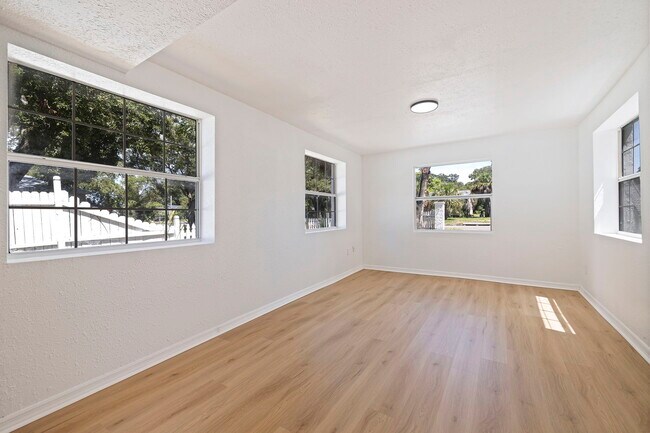 Building Photo - 2710 22nd Ave S