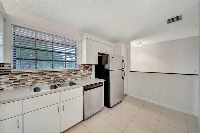 Building Photo - 204 Congressional Way