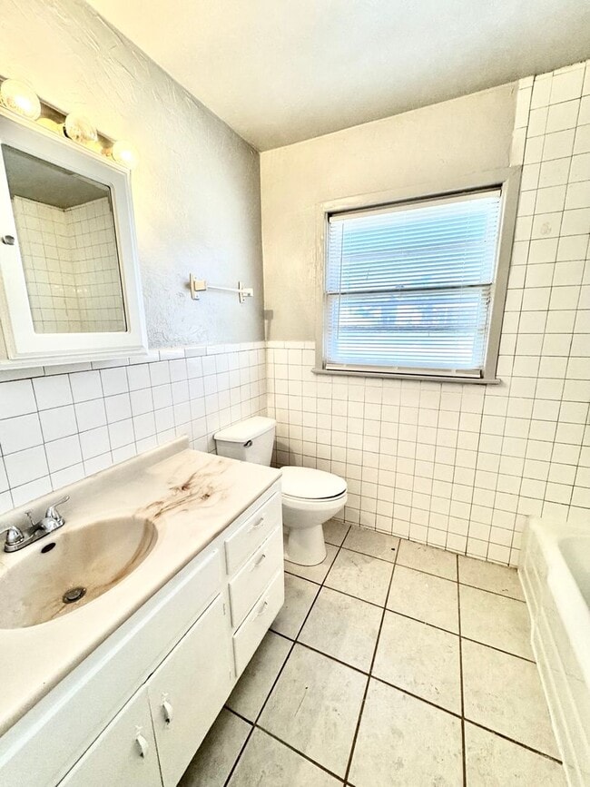 Building Photo - 3221 33rd St