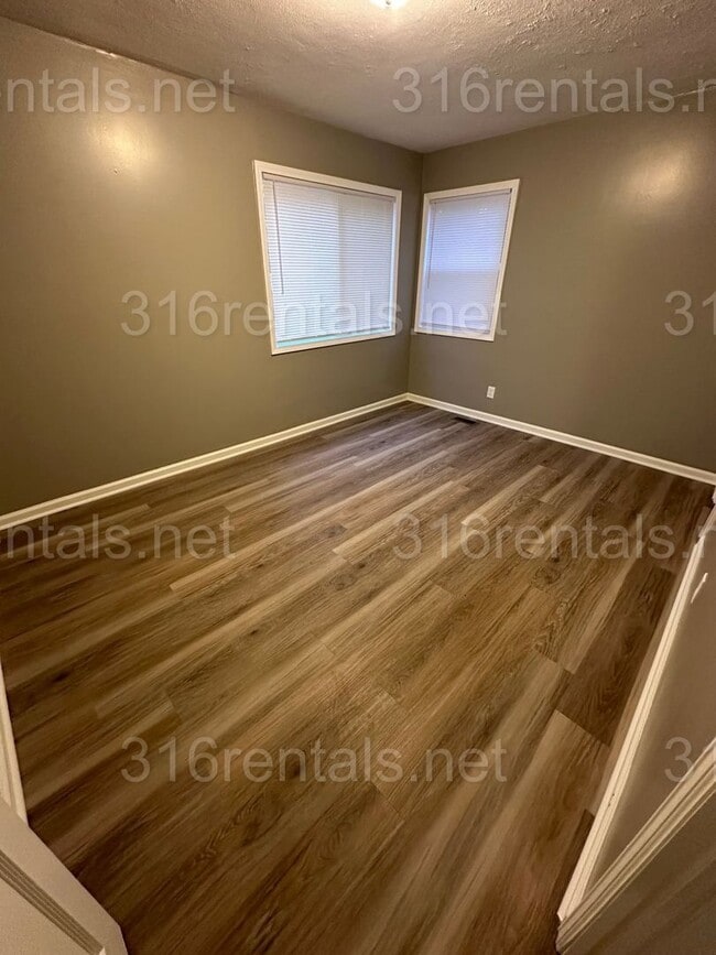 Building Photo - $1345 - 4 bed 1 bath home - Single Family ...