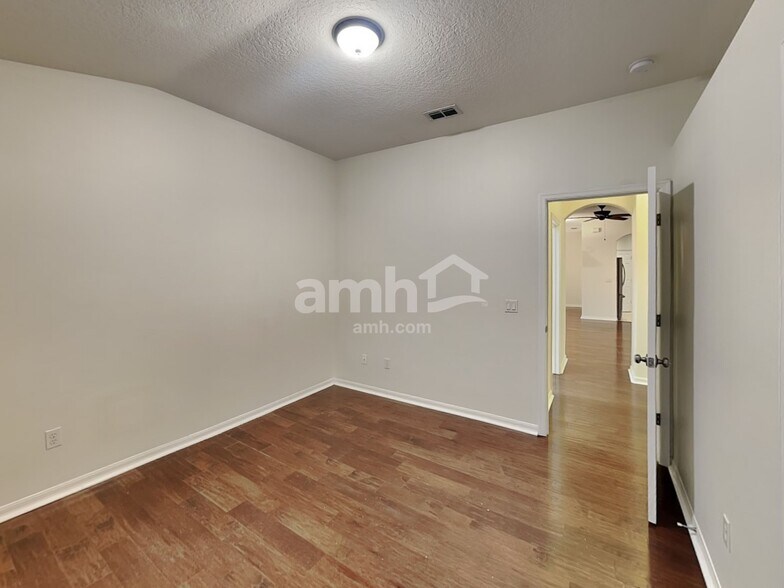 Building Photo - 879 Moonluster Dr