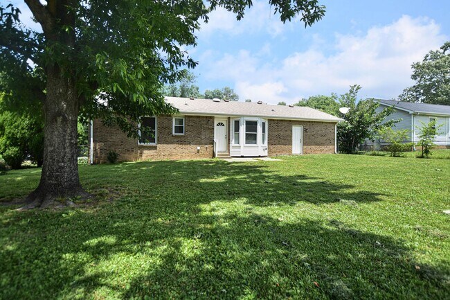 Building Photo - Updated Three Bedroom!