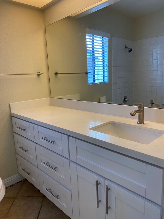 Building Photo - 3 Bed 2.5 House w/ 2 Car Garage in Prime Eastlake Location