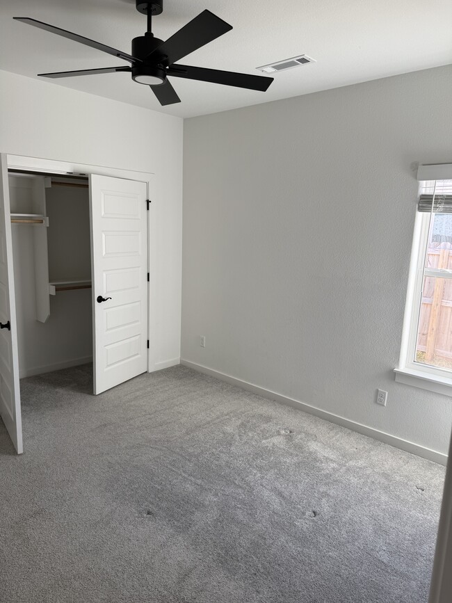 Building Photo - 5837 Lavender Ave