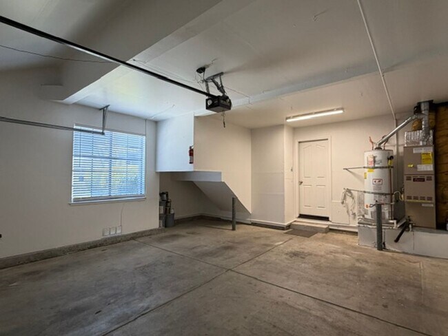 Building Photo - End unit in quiet Campbell location!