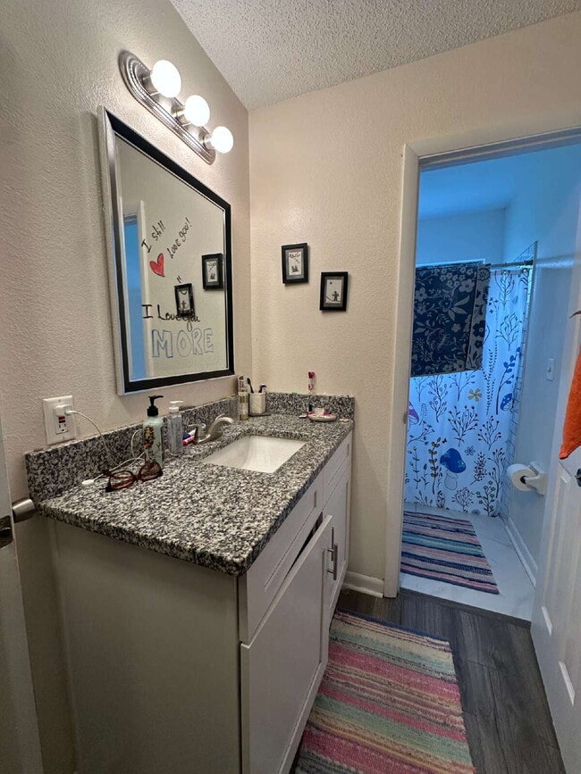 Building Photo - 3 bedroom, 2 bathroom home in Palm Bay wit...