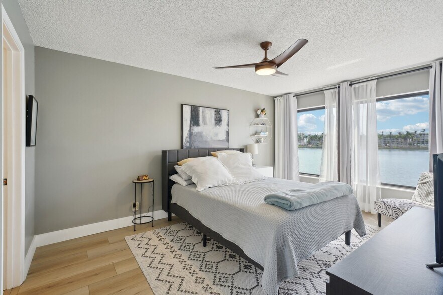 Master bedroom - 6277 Bahia del Mar Blvd