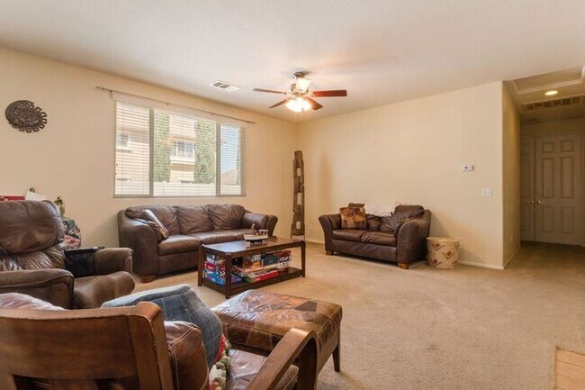 Building Photo - 4 Bed Home for Rent Palmdale CA 93551