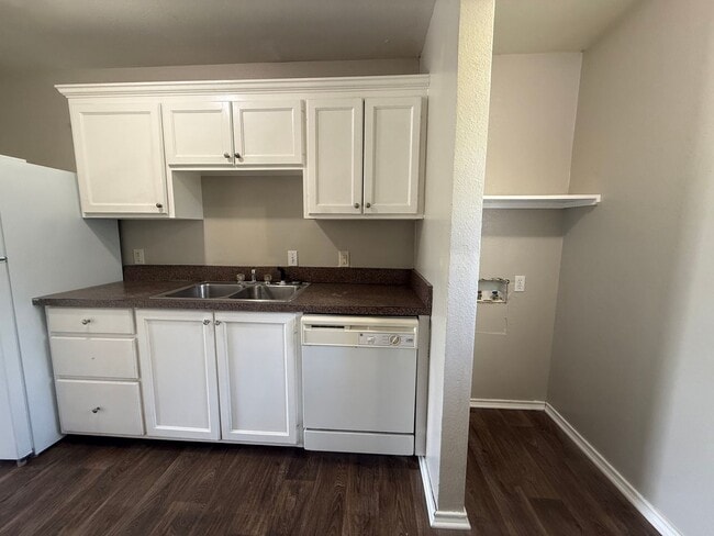 Building Photo - 3-bed/2-bath with garage!