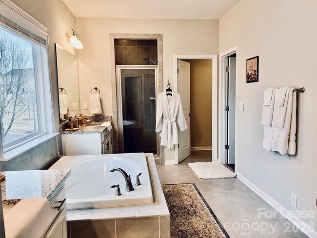 Building Photo - 8634 Shadetree St