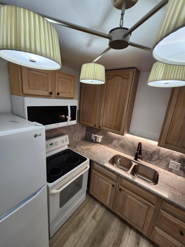 Building Photo - 106 Suffolk C