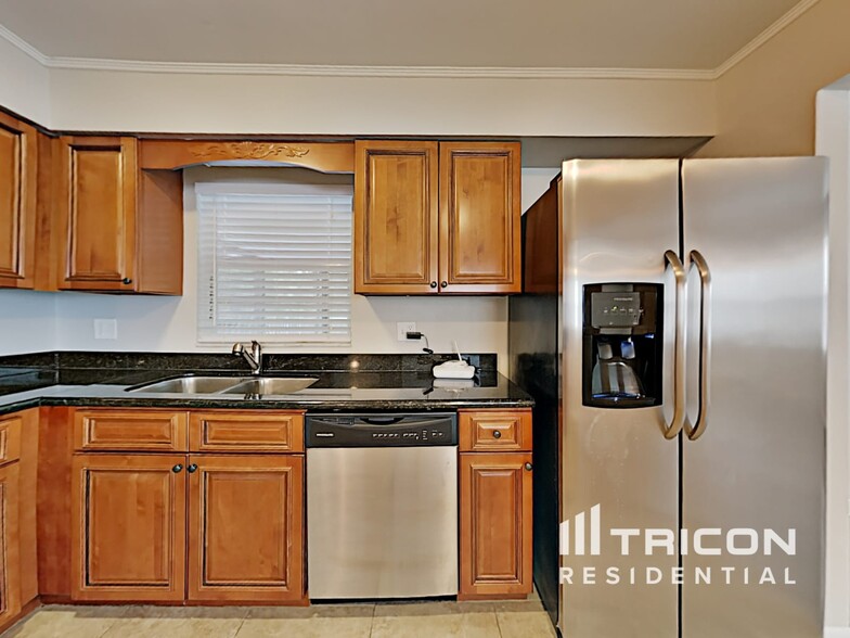 Building Photo - 1110 Estatewood Dr