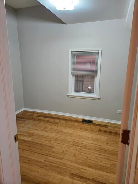 bedroom 1 no furniture - 3249 N Lakewood Ave