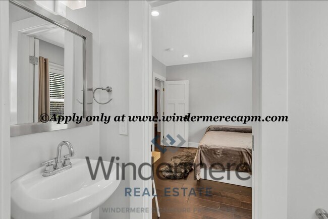 Building Photo - Timeless Modern Luxury 3 bedroom in one of...