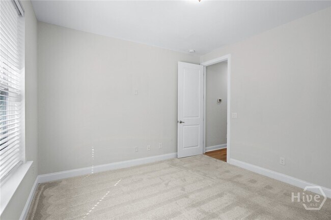 Building Photo - 241 Ridgewood Park Dr S