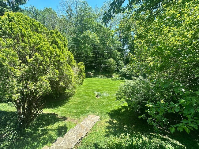 Building Photo - Charming Walk-Out Ranch in Sought-After Ba...