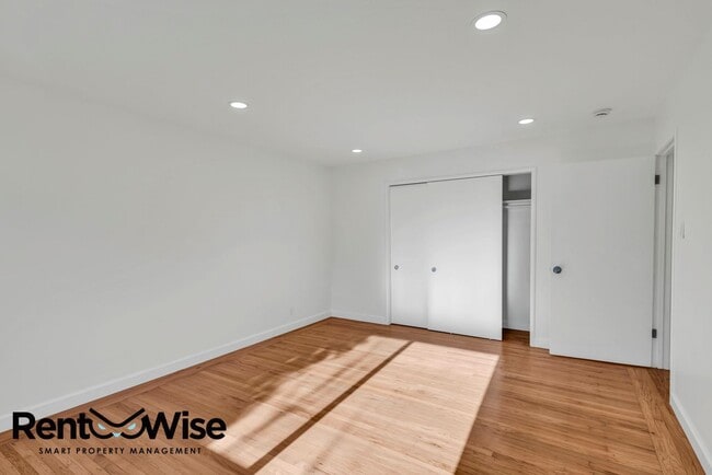 Building Photo - 838 Crompton Rd