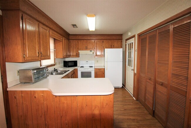 Building Photo - 60 Crowndale Ct