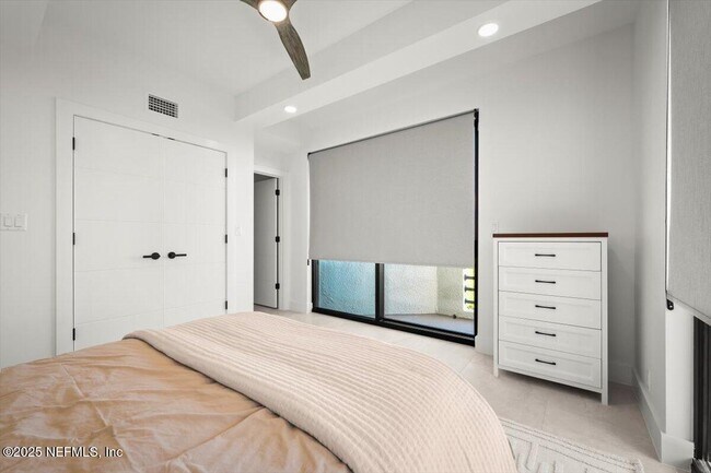 Building Photo - 739 Spinnakers Reach Dr