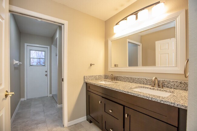 Building Photo - FOR RENT!!! STUNNING AND SPACIOUS 5 BEDROOM SINGLE FAMILY HOME...