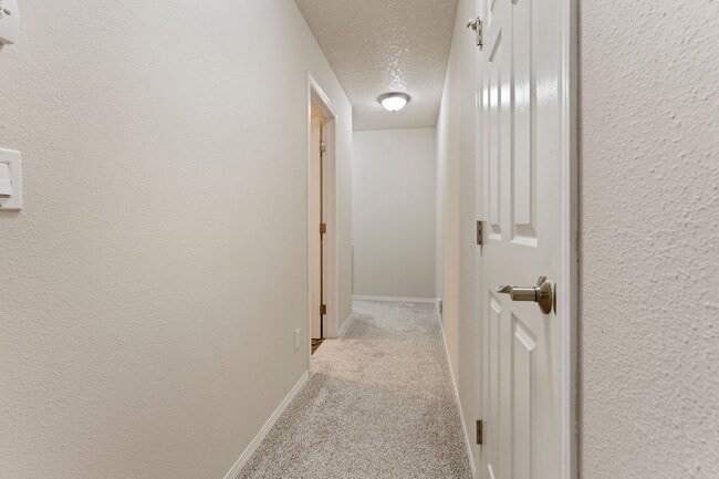 Building Photo - 3-bedroom 2 bath condo with a balcony in s...