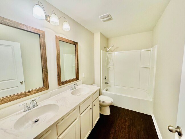 Building Photo - 4 bed 2.5 bath located in The Links at Way Station!! Available in August!!