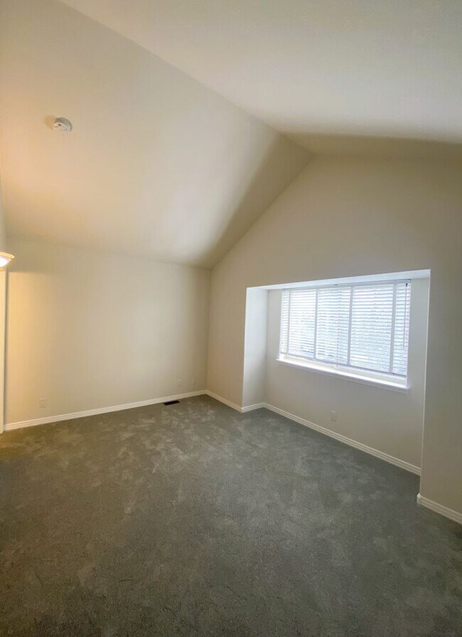 Building Photo - Well located 2+ bedroom townhome