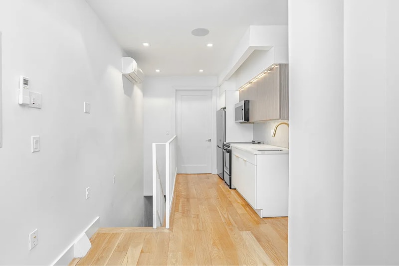 Building Photo - 223 E 96th St