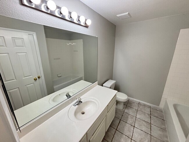 Building Photo - Spacious 3Bed/3Bath Two Story Home Located...