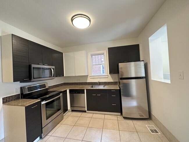 Building Photo - 605 Lamar Ave