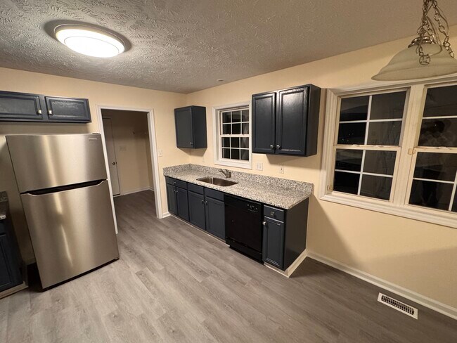 Building Photo - 885 Ridge Rd