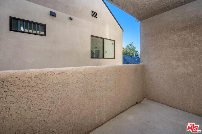 Building Photo - 466 S Venice Blvd