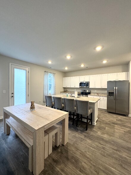 Building Photo - 145 Cypress Holw Dr